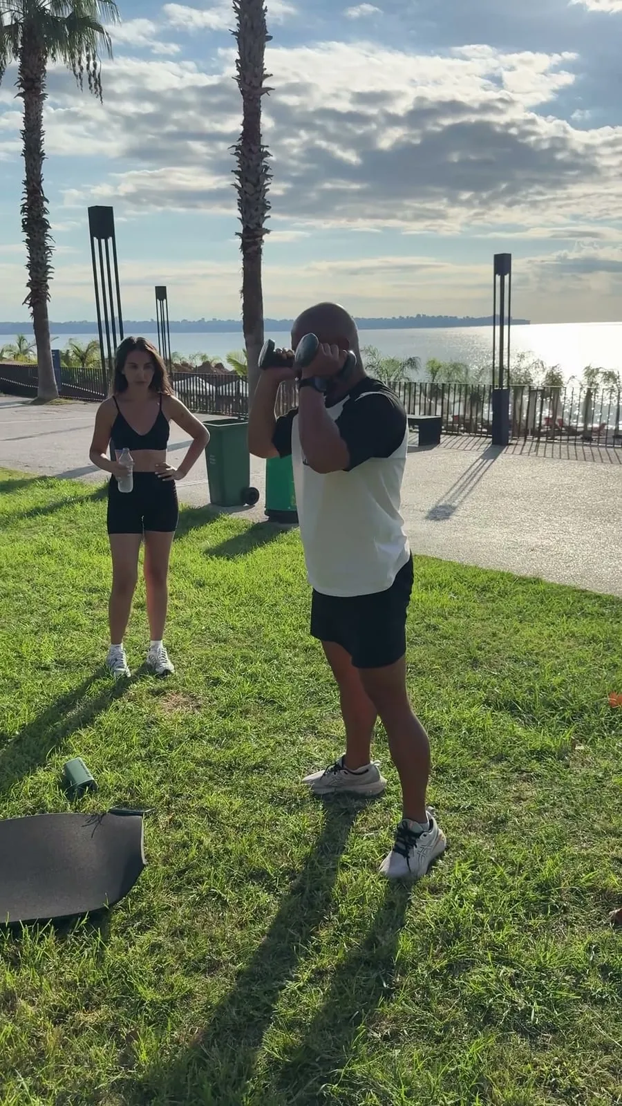 Koç Bulut Karaca sahilde danışanıyla antrenmanda